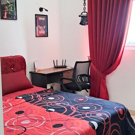 The Red Room Alanis Residence Sepang Bagian luar foto
