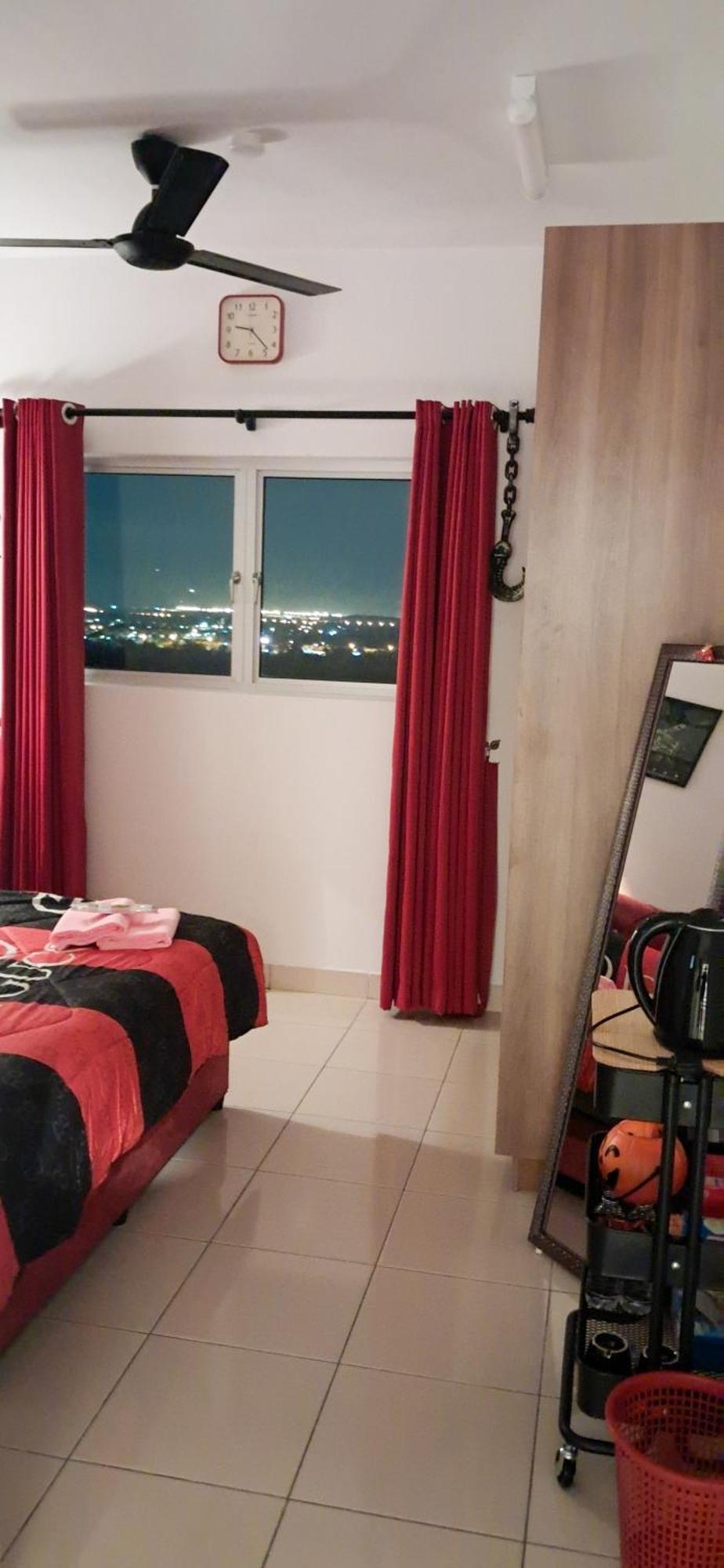 The Red Room Alanis Residence Sepang Bagian luar foto