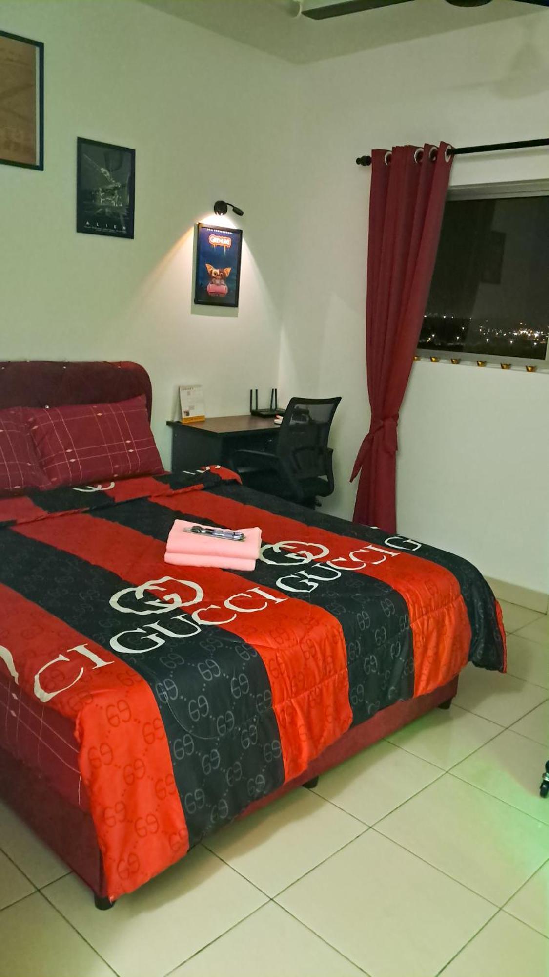 The Red Room Alanis Residence Sepang Bagian luar foto