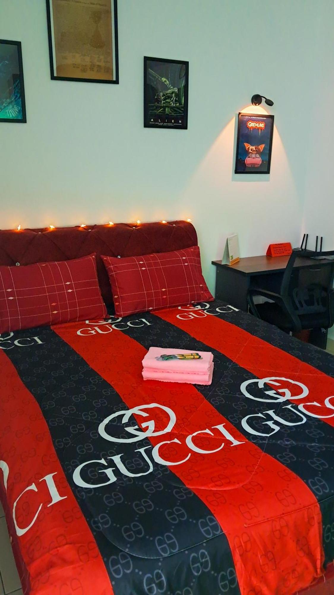 The Red Room Alanis Residence Sepang Bagian luar foto